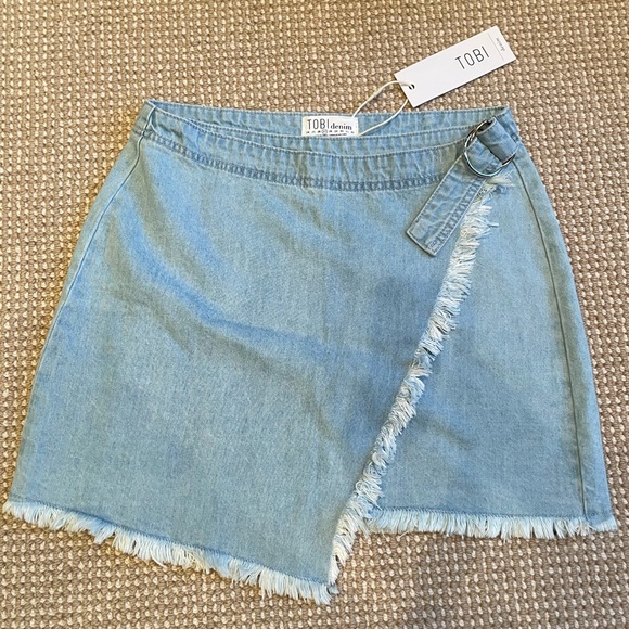 NWT Tobi Jean Skirt, Light Blue Denim with Fringe and Circle Belt Closure - Picture 2 of 7